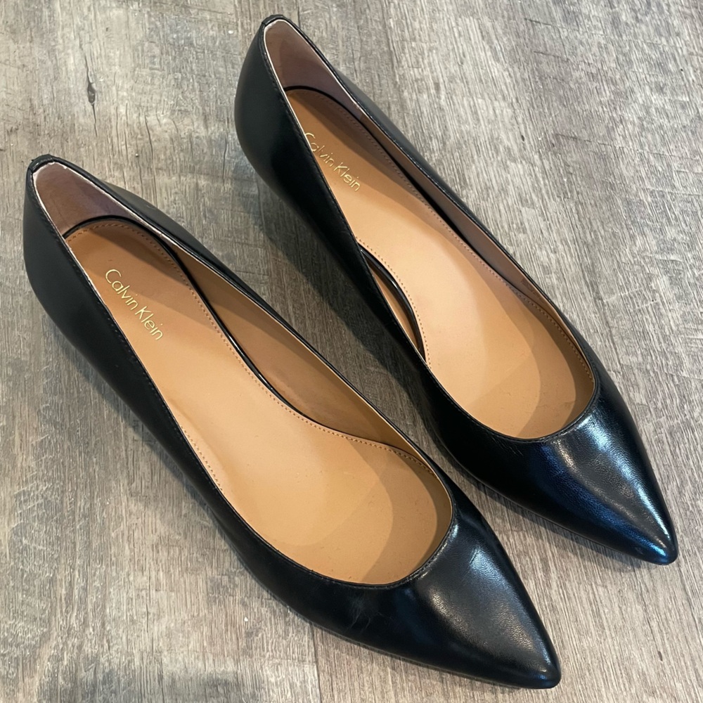 Calvin Klein Gabrianna Pointed Toe Kitten Heel Pumps Black Leather Sz 13 EUC